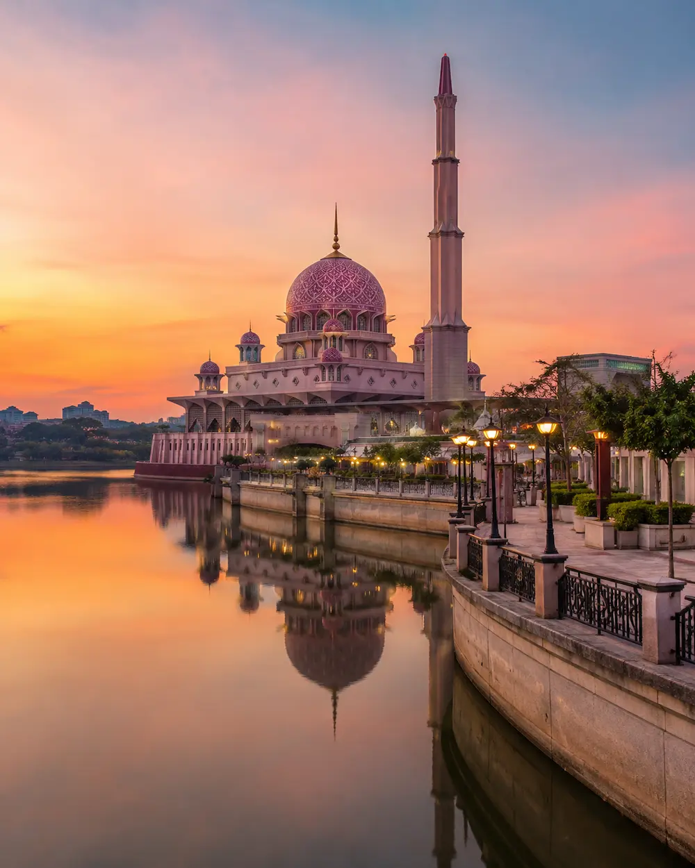 Malaysia food trail with market stalls and kopitiam flavours